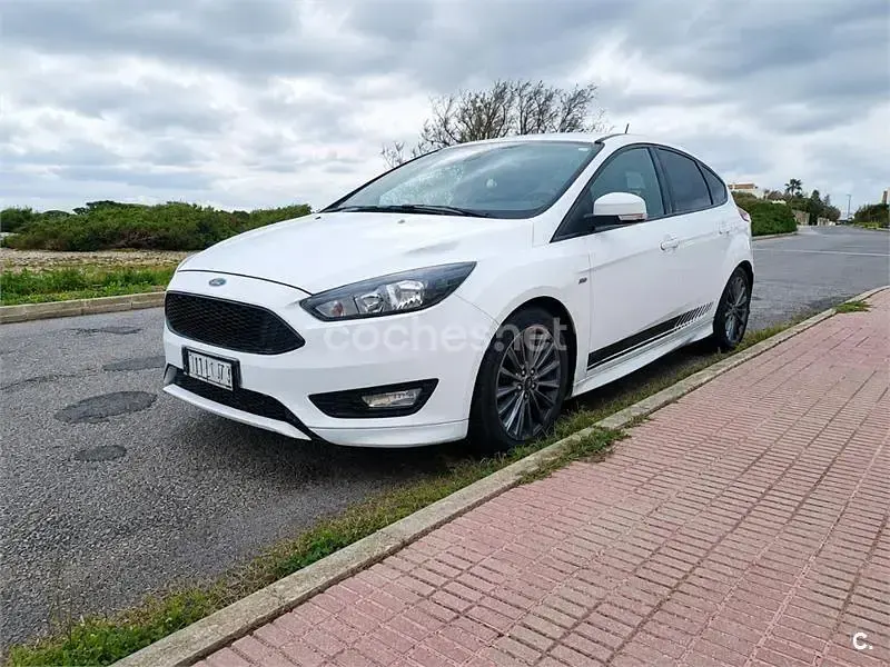 Usado Ford Focus ST-Line 125 CV (91 kW) 2018 Blanco Berlina