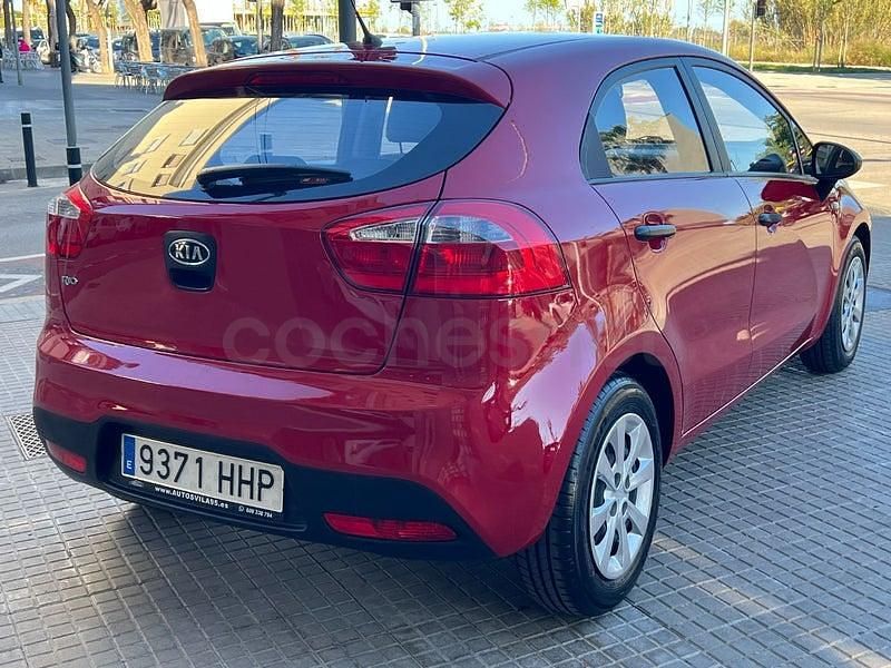 Usado Kia Rio 85 CV (62 kW) 2011 Granate Berlina