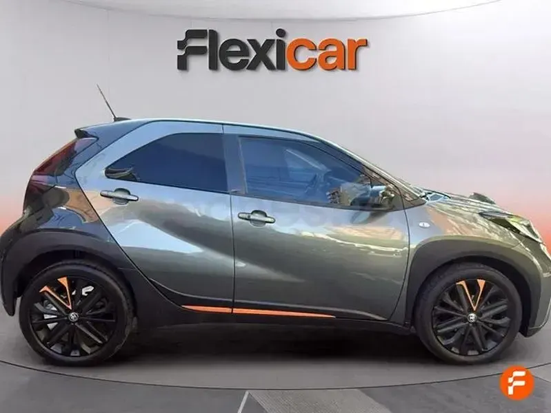 Usado Toyota Aygo X Edition 72 CV (52 kW) 2022 Verde SUV