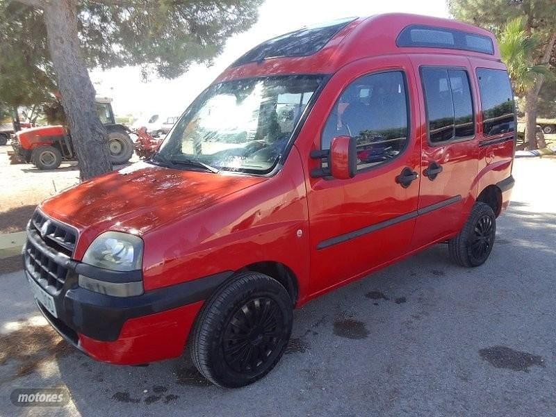 Usado Fiat Doblò 70 CV (51 kW) 2005 Rojo Monovolumen