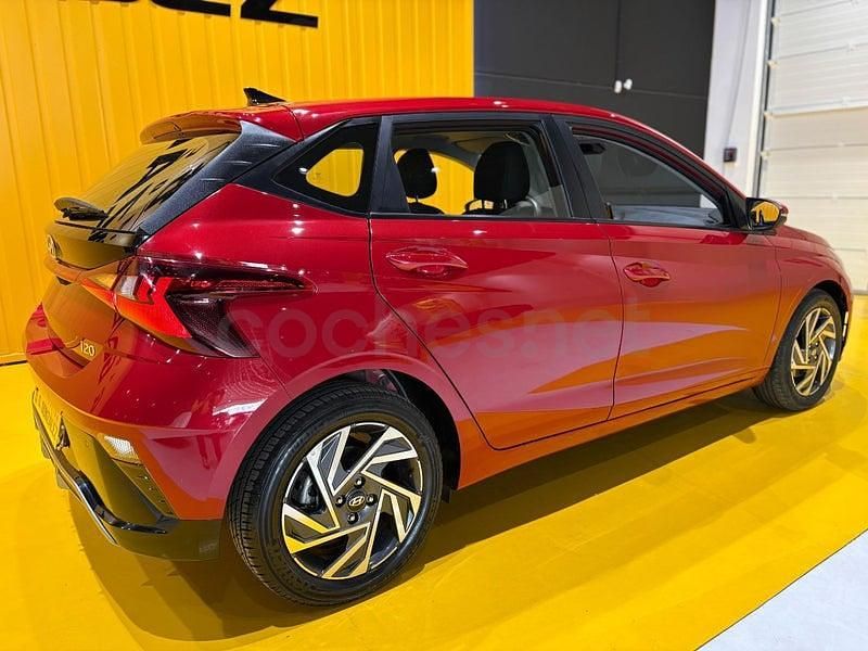 Usado Hyundai i20 101 CV (74 kW) 2024 Rojo Utilitario