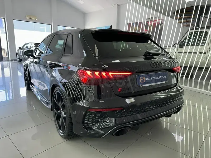 Usado Audi RS3 Ambiente 400 CV (294 kW) 2023 Negro Berlina