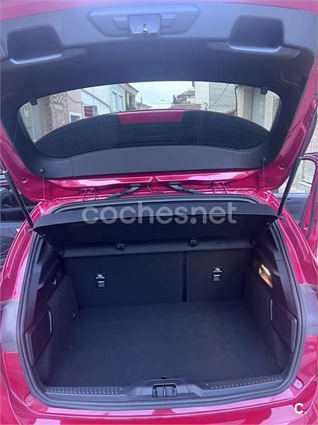 Usado Ford Focus ST-Line 125 CV (91 kW) 2025 Rojo Familiar
