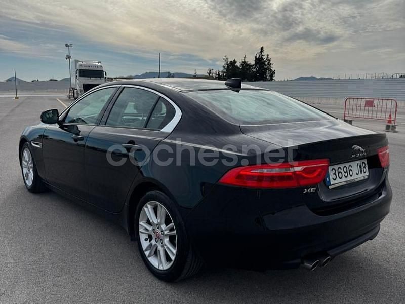 Usado Jaguar XE Prestige 180 CV (132 kW) 2016 Negro Berlina