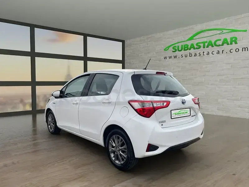 Usado Toyota Yaris Hybrid Active 100 CV (73 kW) 2019 Blanco Berlina