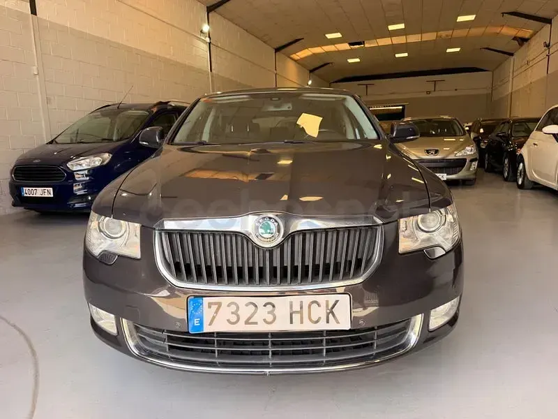 Usado Skoda Superb Comfort 140 CV (102 kW) 2011 Marrón Berlina