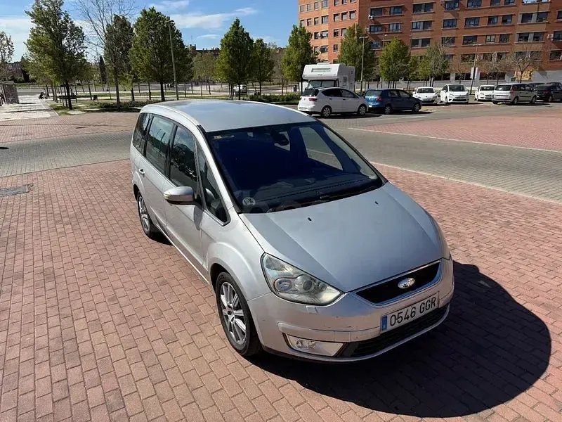 Usado Ford Galaxy Ghia 140 CV (102 kW) 2009 Gris / plata Monovolumen