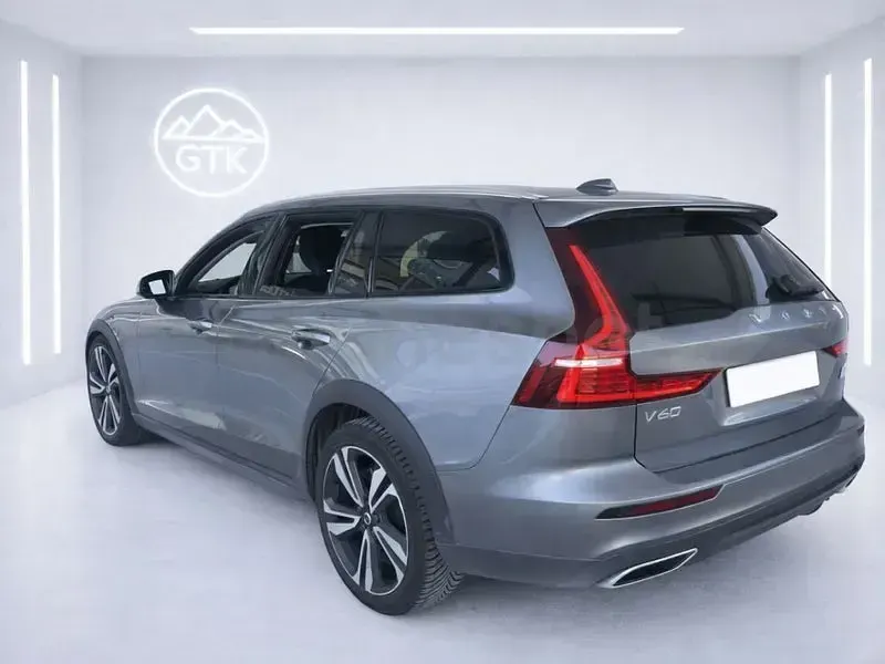 Usado Volvo V60 CC Pro 190 CV (139 kW) 2020 Gris / plata Familiar