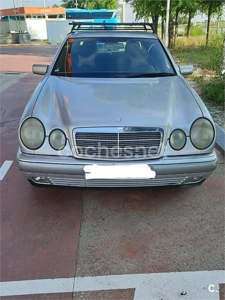 Usado Mercedes E220 Classic 125 CV (91 kW) 1999 Gris / plata Familiar