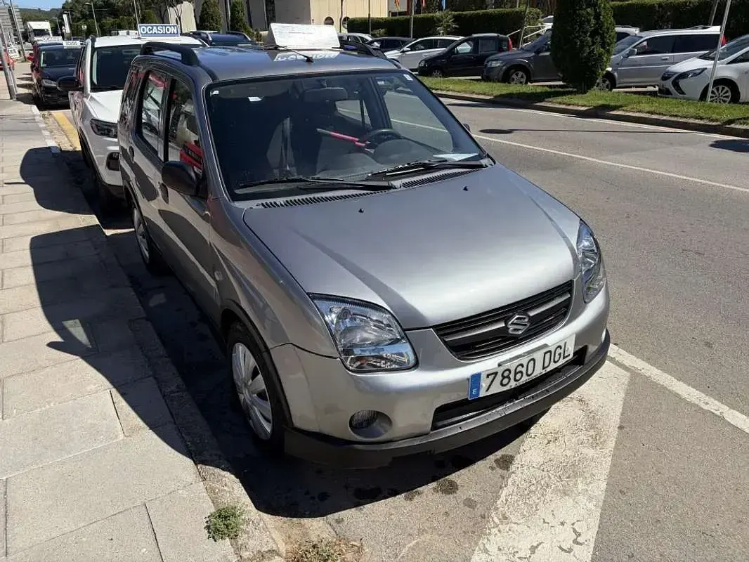 Usado Suzuki Ignis 82 CV (60 kW) 2005 Plateado Utilitario