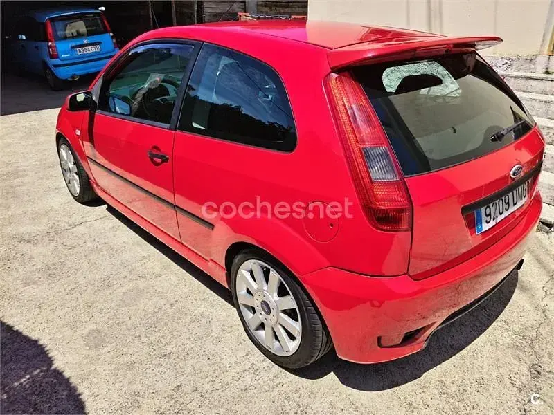Usado Ford Fiesta Sport 100 CV (73 kW) 2005 Rojo Utilitario