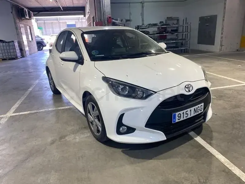 Usado Toyota Yaris Hybrid Active 116 CV (85 kW) 2025 Blanco Berlina