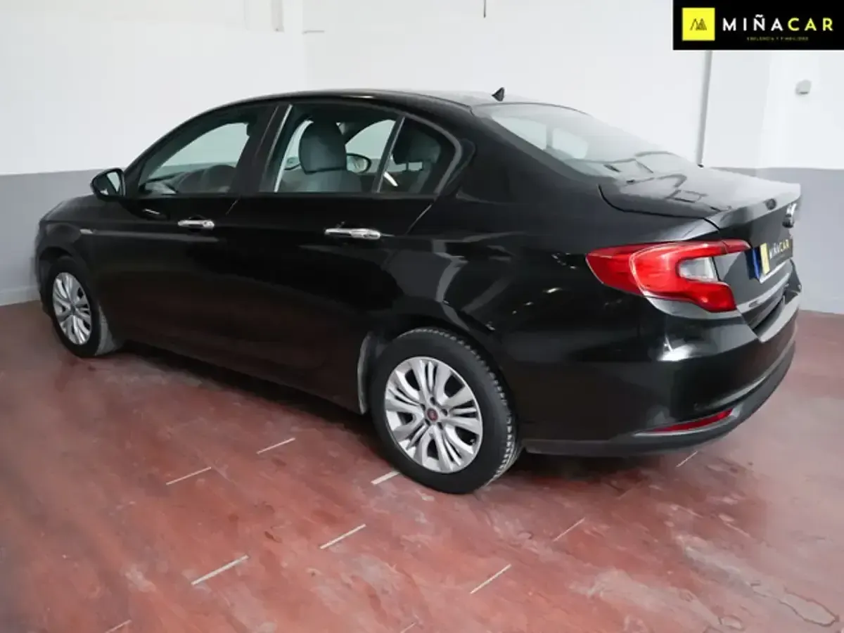 Usado Fiat Tipo Easy 120 CV (88 kW) 2018 Negro Berlina