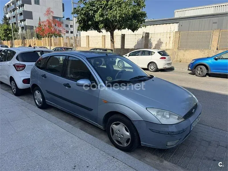 Usado Ford Focus Trend 100 CV (73 kW) 2004 Gris / plata Berlina