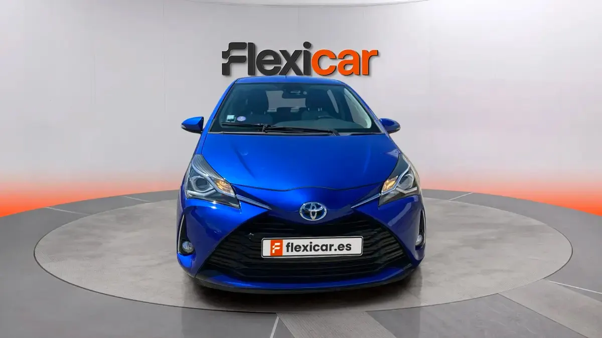 Usado Toyota Yaris Hybrid Active 100 CV (73 kW) 2020 Azul Berlina