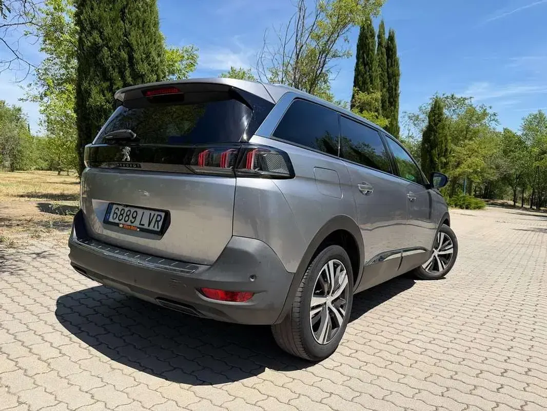 Usado Peugeot 5008 Allure 130 CV (95 kW) 2022 Gris SUV