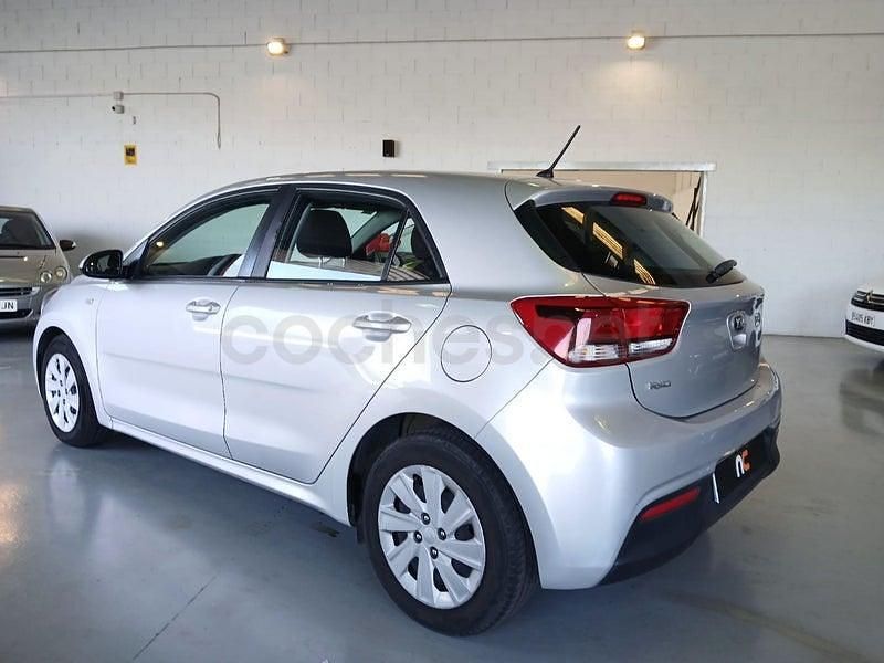 Usado Kia Rio 84 CV (61 kW) 2017 Gris / plata Berlina