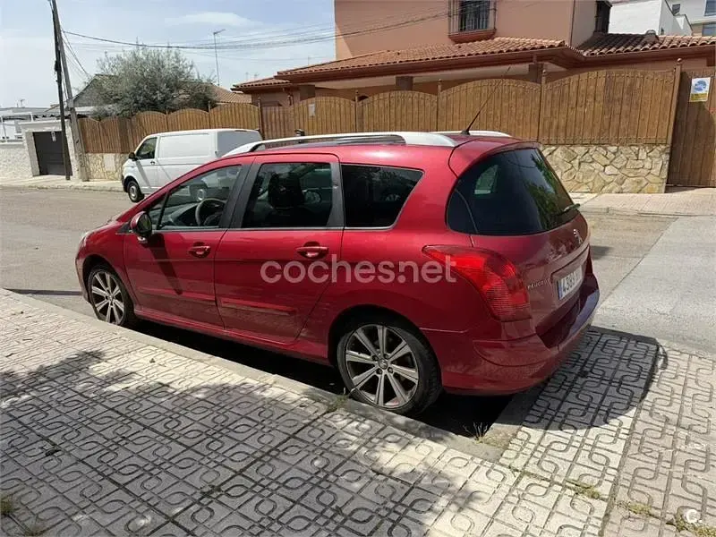 Usado Peugeot 308 SW Active 112 CV (82 kW) 2013 Granate Familiar