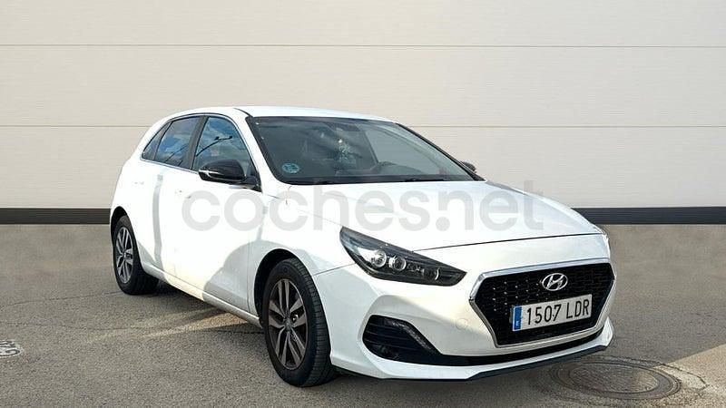Usado Hyundai i30 120 CV (88 kW) 2019 Blanco Berlina