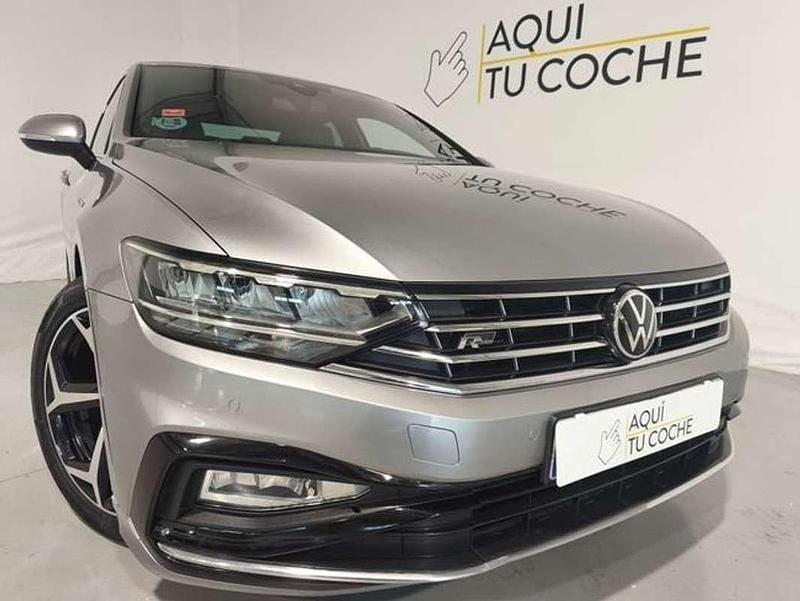 Gris Usado 2021 VW Passat R-line Berlina | 18.500 € (Precio justo) - Imagen 1/4