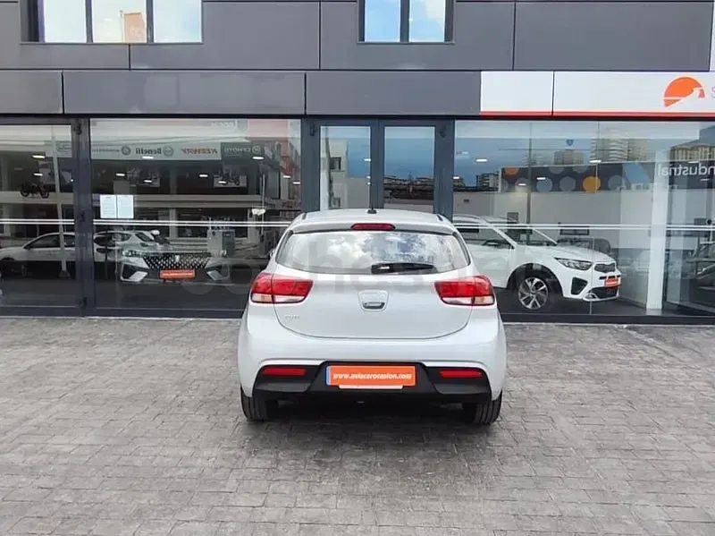 Usado Kia Rio 100 CV (73 kW) 2023 Gris / plata Berlina
