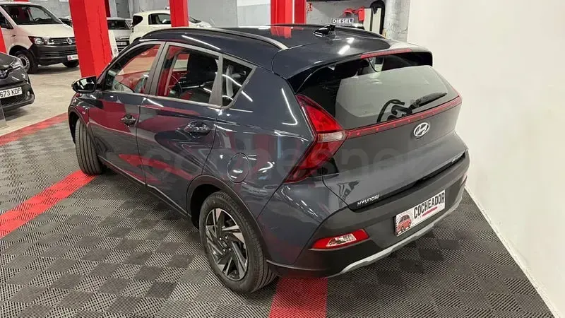 Usado Hyundai Bayon 100 CV (73 kW) 2022 Gris / plata SUV