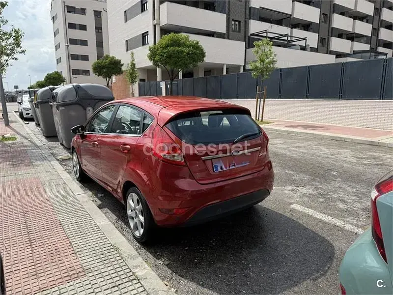 Usado Ford Fiesta Ghia 80 CV (58 kW) 2008 Rojo Utilitario