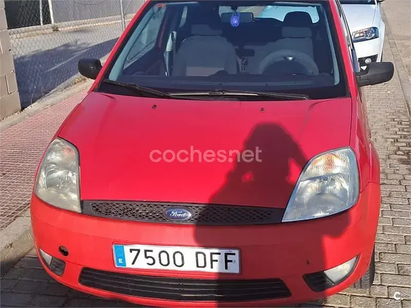 Usado Ford Fiesta 68 CV (50 kW) 2005 Rojo Utilitario