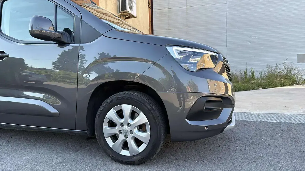 Usado Opel Combo Innovation 130 CV (95 kW) 2019 Gris Monovolumen