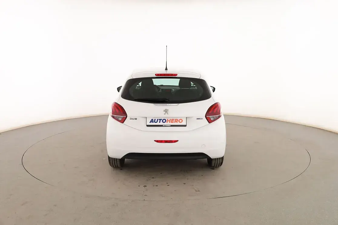 Usado Peugeot 208 Style 82 CV (60 kW) 2016 Blanco Utilitario