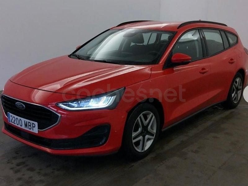 Usado Ford Focus Trend 120 CV (88 kW) 2023 Rojo Familiar