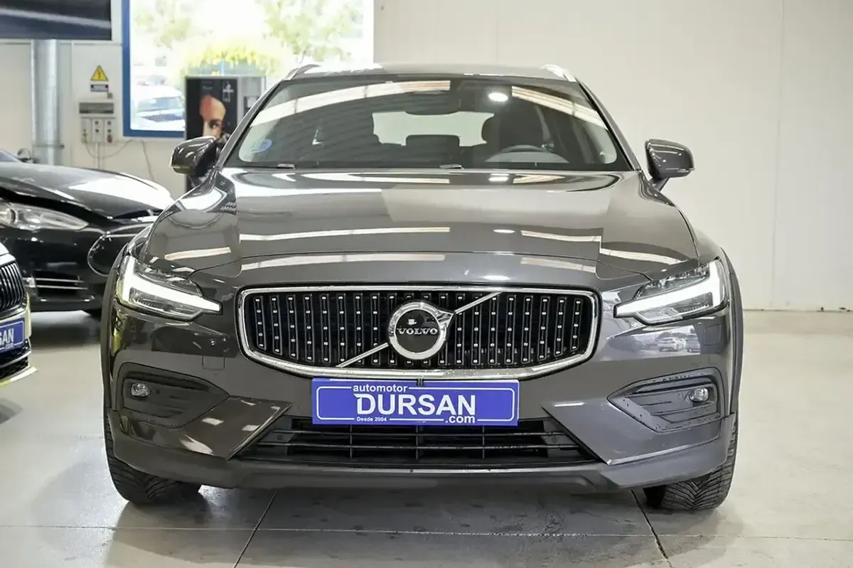 Begagnad Volvo V60 CC Core 197 HK (144 kW) 2024 Brun Kombi