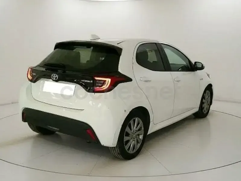 Usado Toyota Yaris Hybrid Active 116 CV (85 kW) 2022 Blanco Berlina