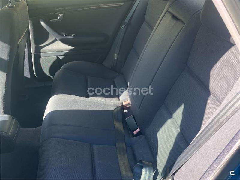 Usado Audi A4 130 CV (95 kW) 2004 Azul Berlina