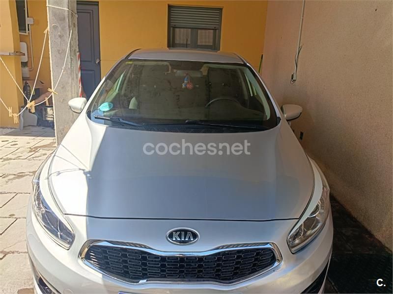 Gris / plata Usado 2015 Kia Ceed GT Berlina | 7400 € (Buen precio) - Imagen 1/4