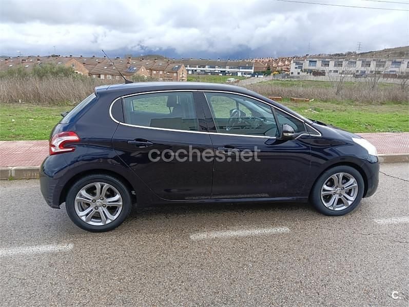 Usado Peugeot 208 Allure 92 CV (67 kW) 2015 Azul Utilitario