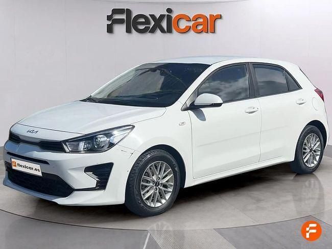 Usado Kia Rio 84 CV (61 kW) 2022 Blanco Berlina