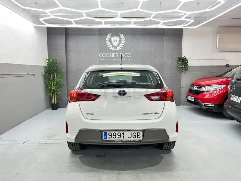 Usado Toyota Auris Hybrid 136 CV (100 kW) 2015 Blanco Berlina