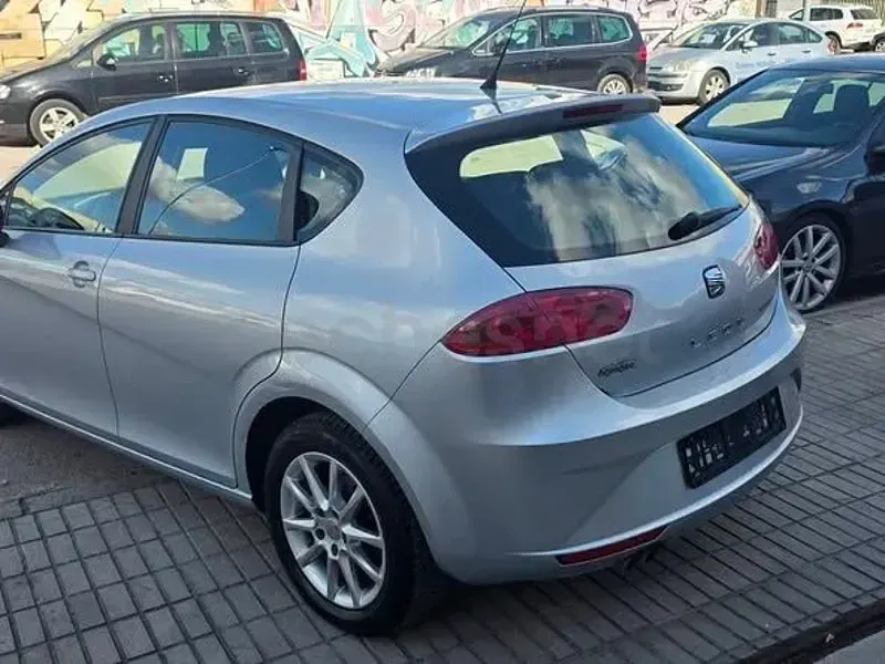 Usado Seat Leon Ecomotive 105 CV (77 kW) 2009 Gris / plata Utilitario
