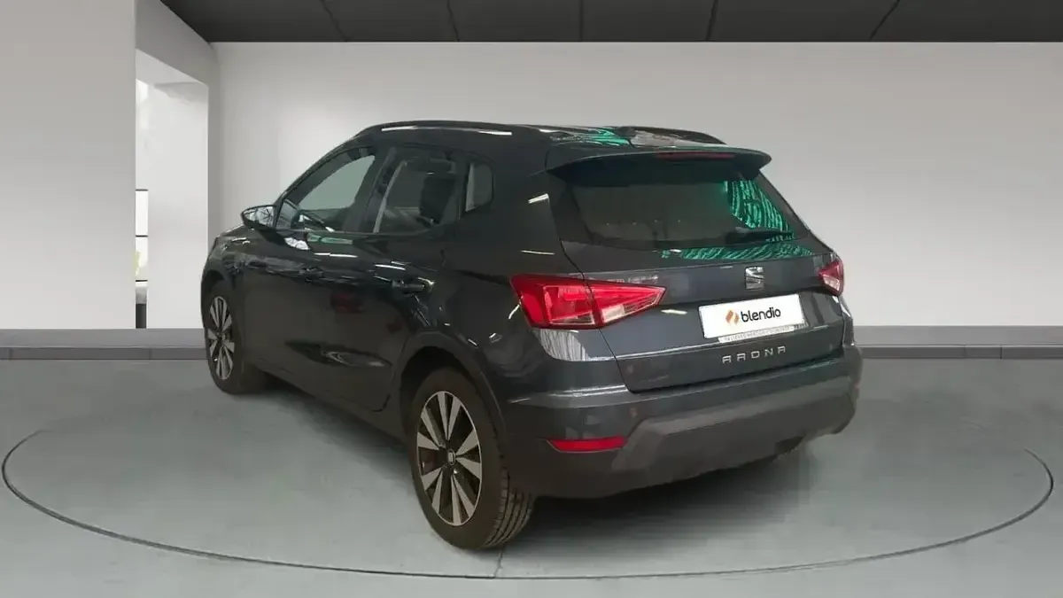 Usado Seat Arona Style 110 CV (80 kW) 2021 Gris SUV