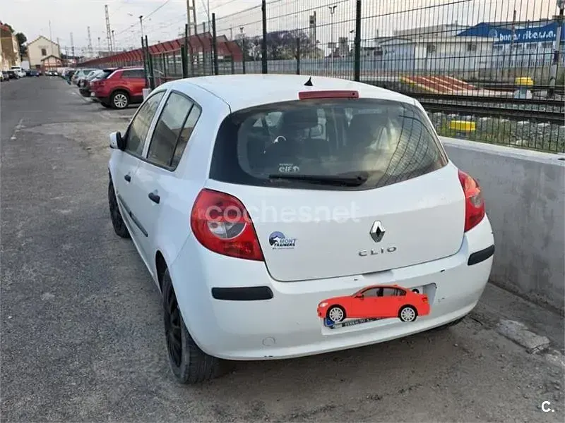 Usado Renault Clio II Authentique 70 CV (51 kW) 2008 Blanco Berlina