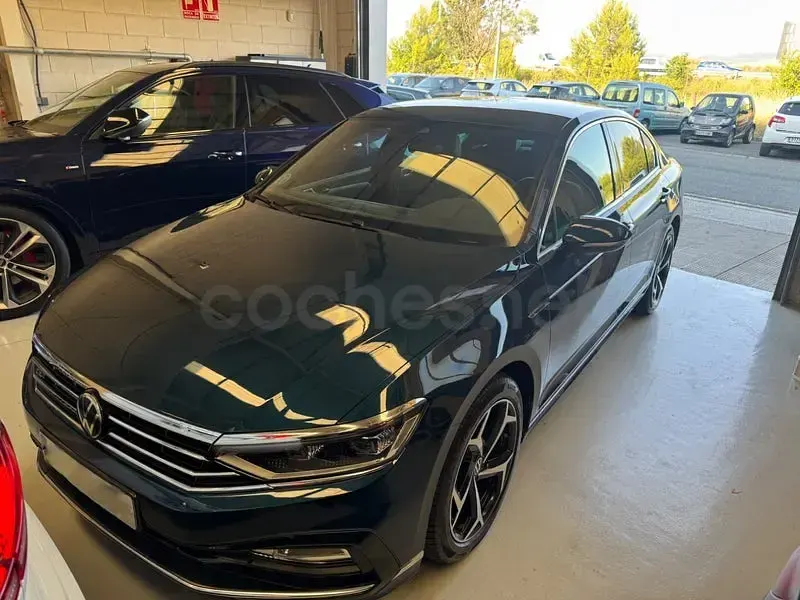 Usado VW Passat R-line 150 CV (110 kW) 2021 Azul Berlina