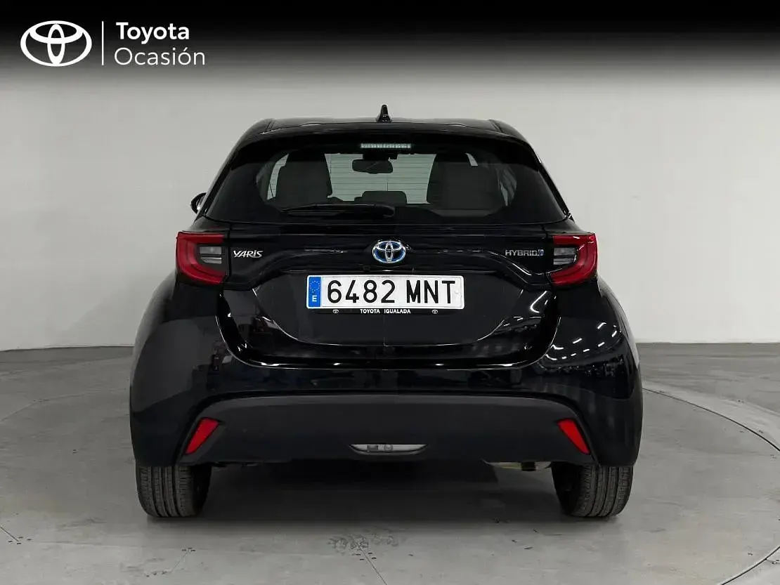 Usado Toyota Yaris Hybrid Active 116 CV (85 kW) 2024 Negro azabache Berlina