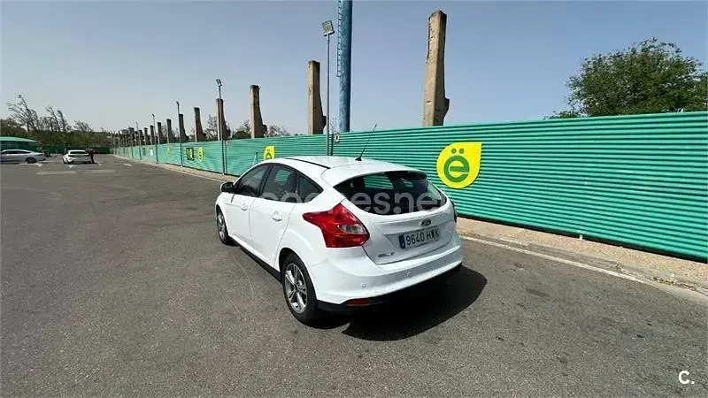 Usado Ford Focus Trend 115 CV (84 kW) 2014 Blanco Berlina