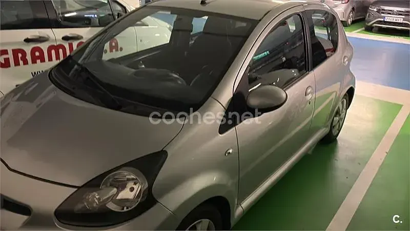 Usado Toyota Aygo Connect Style 68 CV (50 kW) 2011 Gris / plata Utilitario