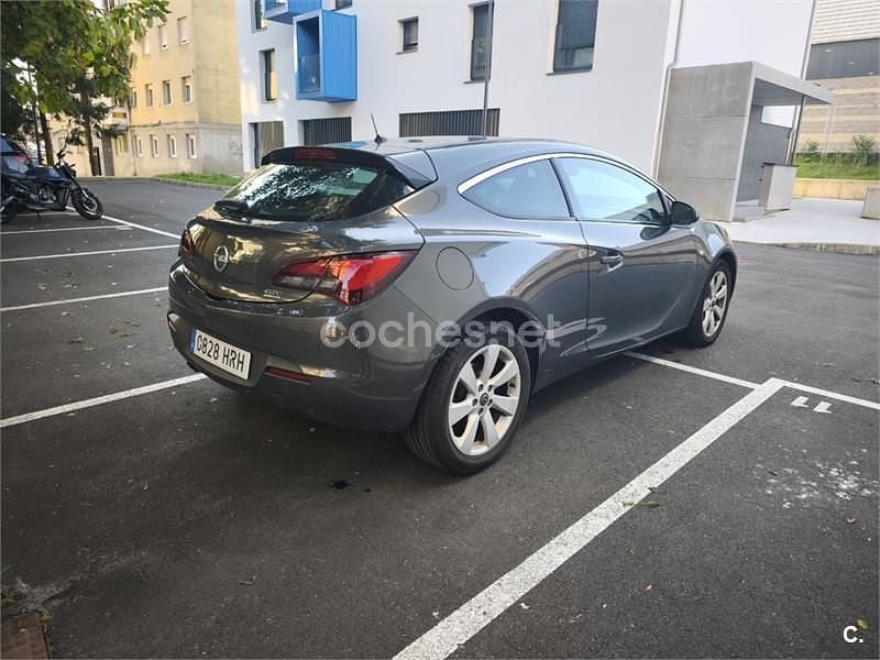Usado Opel Astra GTC Sportive 165 CV (121 kW) 2013 Gris / plata Berlina