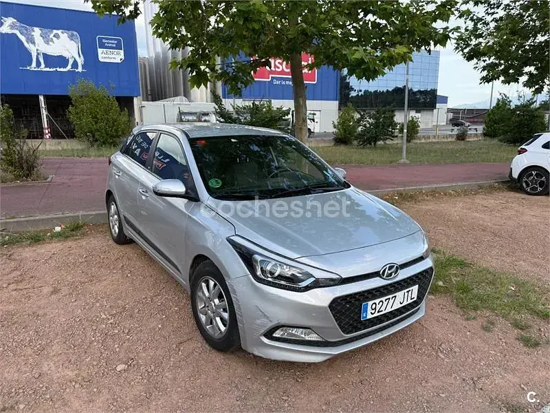 Usado Hyundai i20 84 CV (61 kW) 2016 Blanco Berlina
