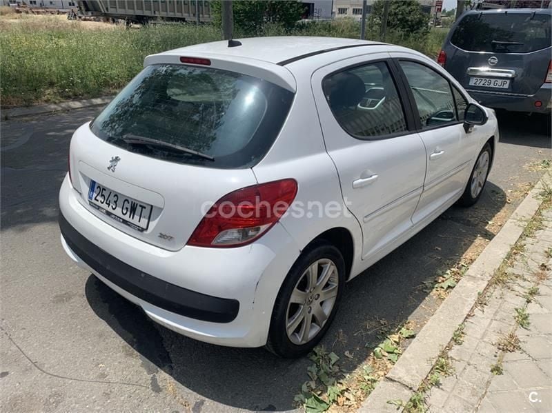 Usado Peugeot 207 70 CV (51 kW) 2010 Blanco Berlina