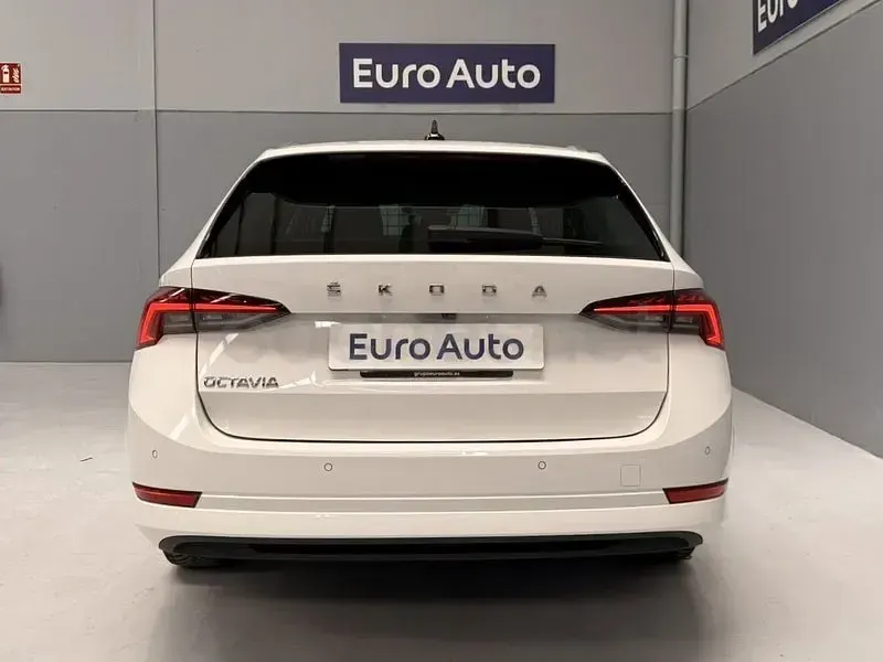 Usado Skoda Octavia Ambition 115 CV (84 kW) 2022 Blanco Familiar