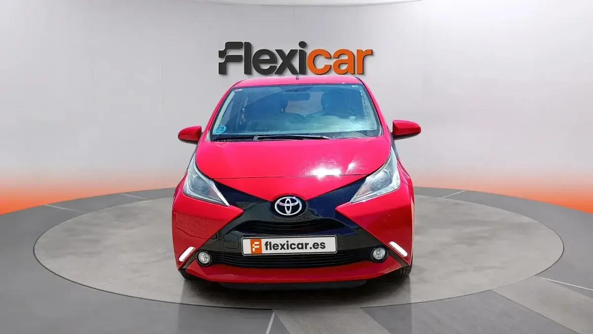 Usado Toyota Aygo X-play 72 CV (52 kW) 2017 Rojo Utilitario